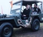 Mengendarai Mobil Jeep