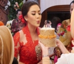 Vicky Shu Meniup Lilin