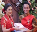 Ade Imam Memberikan Kado