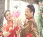 Potret Bahagia Vicky Shu dan Ade Imam