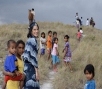 Dian Sastro Bersama Penduduk Lokal