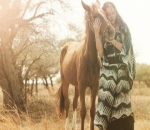 Dian Sastro Berpose dengan Kuda