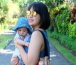 Putri Titian Menggendong Baby Iori