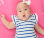 Baby Kayla Berpose Untuk Foto