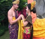 Verrell Bramasta dan Natasha Wilona dalam Pakaian Adat