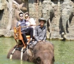 Naik Gajah Bersama Suami