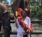 Berkalung Bunga dari Gajah