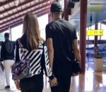 Bergandengan Tangan Mesra