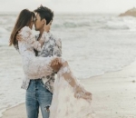 Saling Gendong di Pantai