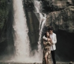 Berpose di Bawah Air Terjun