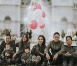 Berfoto Bersama Asisten Rumah Tangga