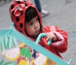 Gempi Sibuk dengan Payungnya