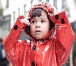 Gempi dengan Jas Hujan Merah