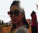 Cantik dengan Kacamata Besar