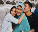 Valerie dan Axel Bersama Nenek Mereka