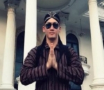 Samuel Menggunakan Pakaian Adat Jawa