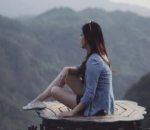 Franda Menikmati Pemandangan Alam