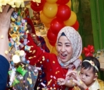  Keceriaan Miskha Mendapatkan Pinata