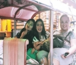  Bersama 'Wanita Gila'