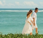  Bergandengan Tangan di Pantai