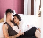 Salah Satu Pose yang Membuat Iri Netizen