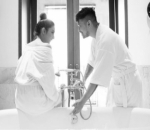 Kompak Mengenakan Pakaian Mandi