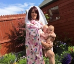 Seorang Ibu dengan Dua Anak Kembarnya