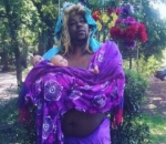 Seorang Pria dengan Dua Boneka Kembar