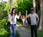 Keceriaan Keluarga Mona Ratuliu