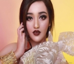 Ranty Maria Berpenampilan Berbeda