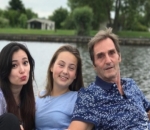 Bersama Ayah dan Saudaranya