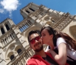 Berpose di Notre Dame