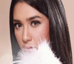  Mikha Tambayong dengan Sisi Feminim