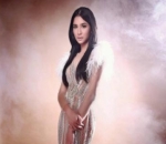 Mengenakan Gaun Berkilau