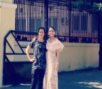 Berpose di Gerbang Sekolah