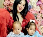 Syahrini Bersama Keponakannya