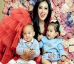 Senyum Bahagia Syahrini