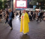 Berpose di Shibuya Crossing