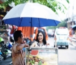 Yuni Shara dengan Tukang Buah