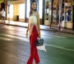 Kulot Merah dan Atasan Putih