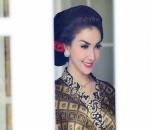 Roro Fitria Cantik dengan Kebaya