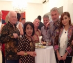 Menghadiri Sebuah Acara Resmi