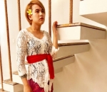  Memakai Bunga di Telinga