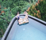 Berjemur di Kolam Renang