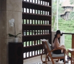  Michelle Joan Menikmati Pemandangan Hijau