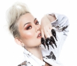 Agnes Monica dengan Gaya Rambut Lawas