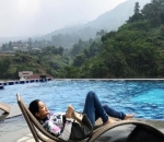Bersantai di Kolam Renang