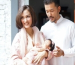 Potret Cantik Atiqah Hasiholan