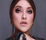  Cantik Bersinar ala Sarah Azhari