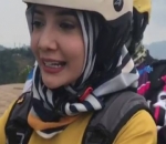 Zaskia Bermain Paralayang